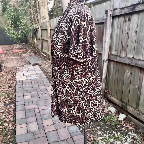 Kim Rogers Lady’s Top in Leopard Print; Size Large - Picture 4 of 8